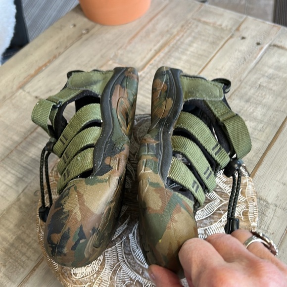 KEEN KIDS OLIVE GREEN CAMO SANDALS SIZE 3 (LITTLE BOYS ) - Picture 3 of 9